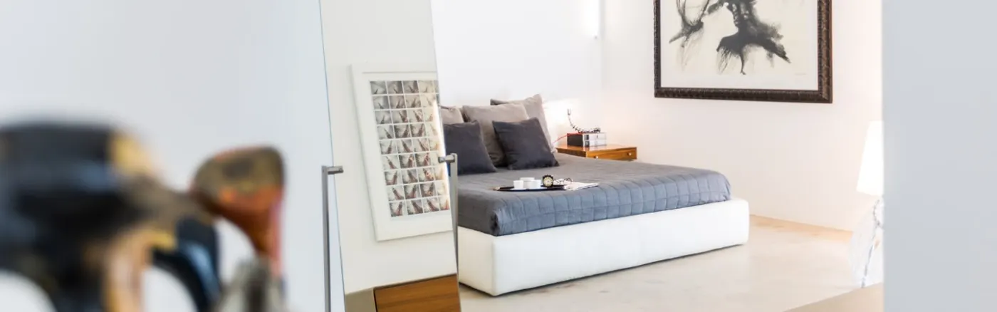 Camera da letto arredata con home staging